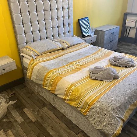Town Center Large 2 Bedroom Apartment- Sleeps Up To 6 - Dogs Welcome - 2 Minutes From Train Station Blackpool Exterior foto