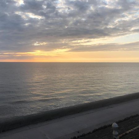 Town Center Large 2 Bedroom Apartment- Sleeps Up To 6 - Dogs Welcome - 2 Minutes From Train Station Blackpool Exterior foto