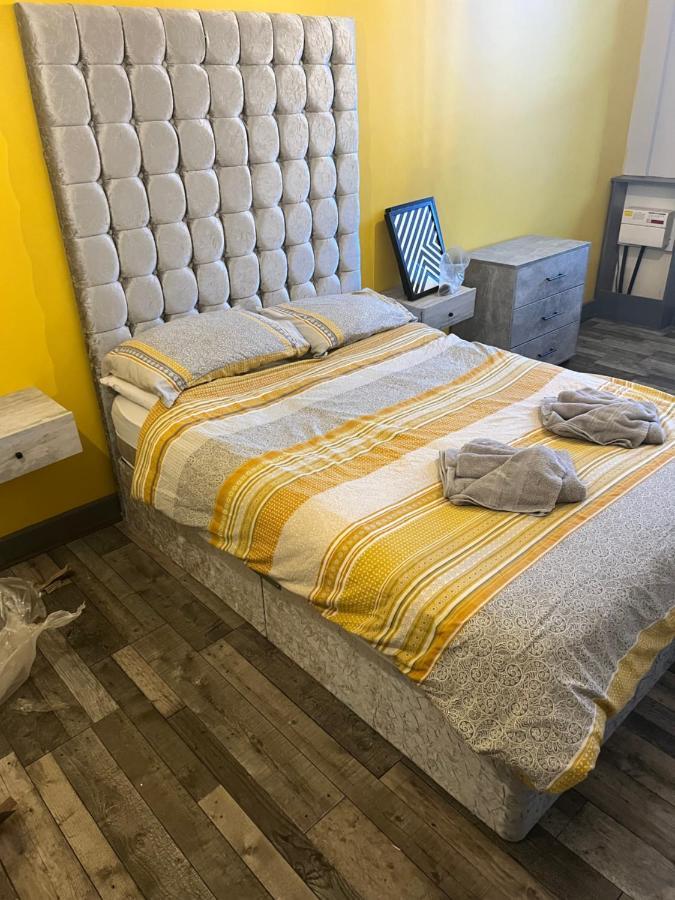Town Center Large 2 Bedroom Apartment- Sleeps Up To 6 - Dogs Welcome - 2 Minutes From Train Station Blackpool Exterior foto