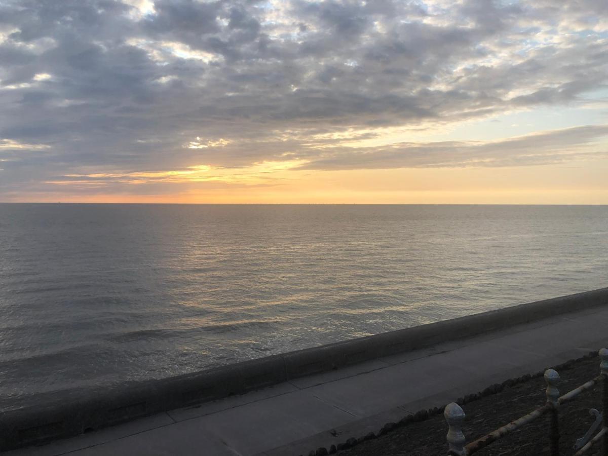 Town Center Large 2 Bedroom Apartment- Sleeps Up To 6 - Dogs Welcome - 2 Minutes From Train Station Blackpool Exterior foto